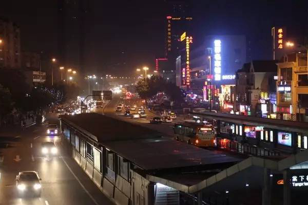 阿強家的酸菜魚你一定吃過，但你知不知道她為何只選路邊開店？