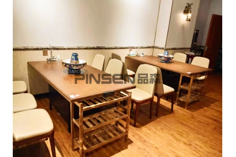 選擇無(wú)煙火鍋?zhàn)酪螐S家定制餐桌椅有什么好處呢？